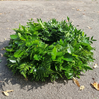 Spomienkový veniec základ z čerstvej zelene