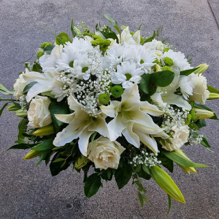 Ikebana čerstvé kvety s bielymi ľaliami