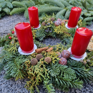 Vianočný Adventný veniec červené sviečky 30 cm- čerstvá neopadavá jedlička 