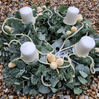 Vianočný Adventný veniec s eukalyptom biele sviečky 30 cm- čerstvá neopadavá jedlička 